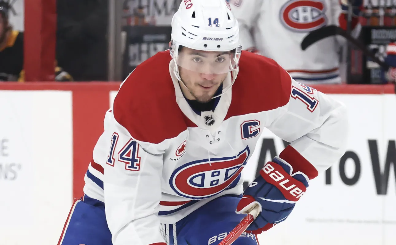 Le centre des Canadiens de Montr&eacute;al Nick Suzuki (14) patine avec le palet contre les Penguins de Pittsburgh en prolongation au PPG Paints Arena.