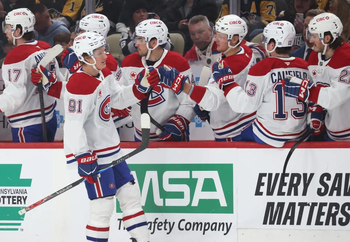Oliver Kapanen (91), centre des Canadiens de Montr&eacute;al, c&eacute;l&egrave;bre son but avec son banc contre les Penguins de Pittsburgh lors de la premi&egrave;re p&eacute;riode au PPG Paints Arena.