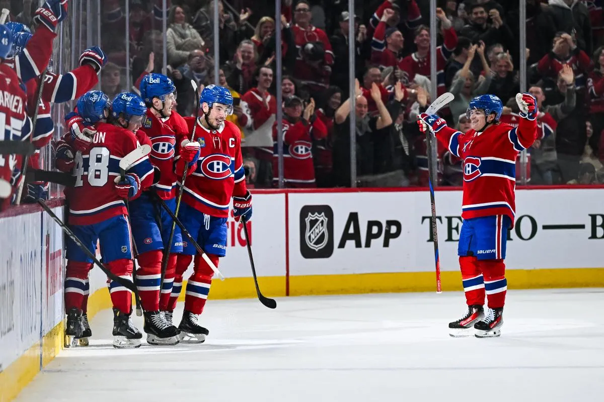 Le d&eacute;fenseur des Canadiens de Montr&eacute;al Kaiden Guhle (21) c&eacute;l&egrave;bre avec ses co&eacute;quipiers son deuxi&egrave;me but du match contre les Hurricanes de la Caroline au cours de la deuxi&egrave;me p&eacute;riode au Centre Bell.