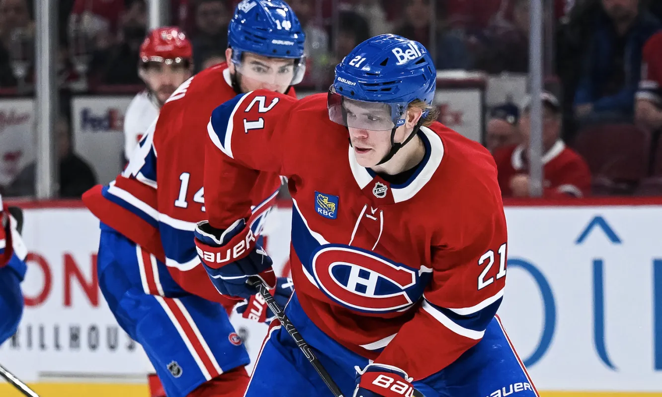 Le d&eacute;fenseur des Canadiens de Montr&eacute;al Kaiden Guhle (21) joue le palet contre les Hurricanes de la Caroline au cours de la deuxi&egrave;me p&eacute;riode au Centre Bell.