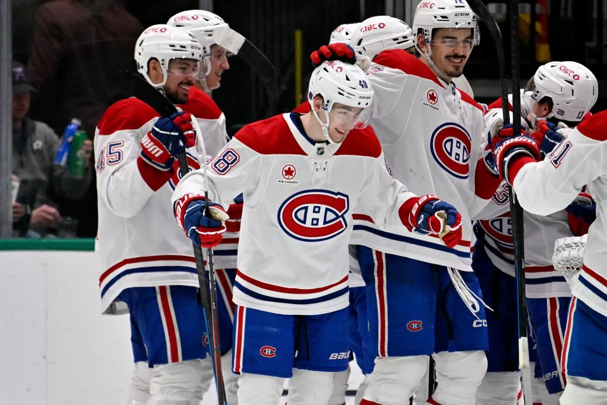 Le d&eacute;fenseur des Canadiens de Montr&eacute;al Lane Hutson (48) c&eacute;l&egrave;bre avec ses co&eacute;quipiers apr&egrave;s avoir marqu&eacute; le but d&eacute;cisif contre les Stars de Dallas pendant la prolongation &agrave; l'American Airlines Center.