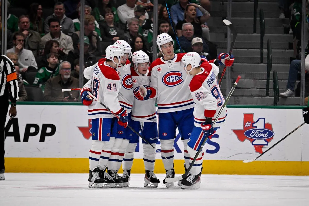 le d&eacute;fenseur Lane Hutson (48), le centre Nick Suzuki (14), l'ailier droit Cole Caufield (13), l'ailier gauche Juraj Slafkovsky (20) et l'ailier droit Ivan Demidov (93) des Canadiens de Montr&eacute;al c&eacute;l&egrave;brent un but marqu&eacute; par Slafkovsky contre les Stars de Dallas en deuxi&egrave;me p&eacute;riode au American Airlines Center.