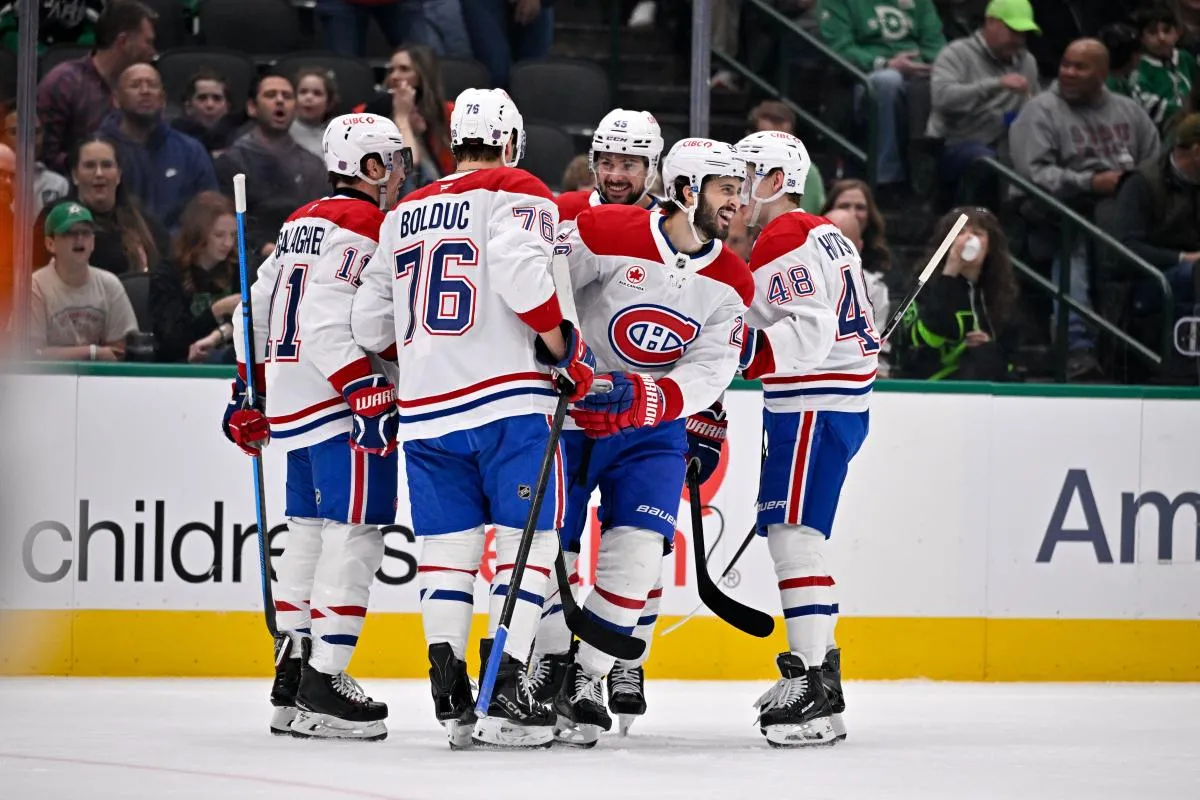 L'ailier droit des Canadiens de Montr&eacute;al Brendan Gallagher (11), le centre Phillip Danault (24), le centre Zack Bolduc (76) et le d&eacute;fenseur Lane Hutson (48) c&eacute;l&egrave;brent un but marqu&eacute; par Gallagher contre les Stars de Dallas lors de la premi&egrave;re p&eacute;riode &agrave; l'American Airlines Center.