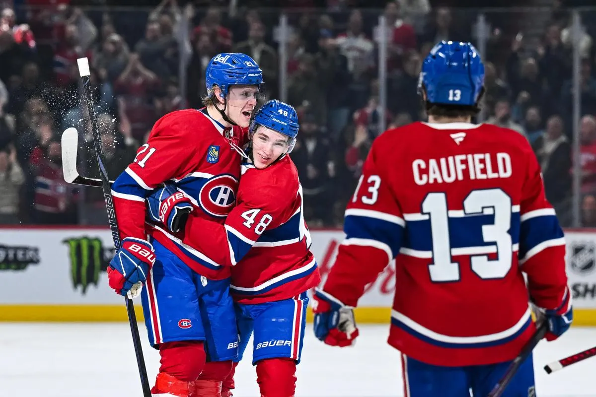Le 16 avril 2025, &agrave; Montr&eacute;al, au Qu&eacute;bec, le d&eacute;fenseur des Canadiens de Montr&eacute;al, Kaiden Guhle (21 ans), c&eacute;l&egrave;bre son but contre les Hurricanes de la Caroline avec le d&eacute;fenseur Lane Hutson (48 ans), lors du premier tiers-temps au Centre Bell.