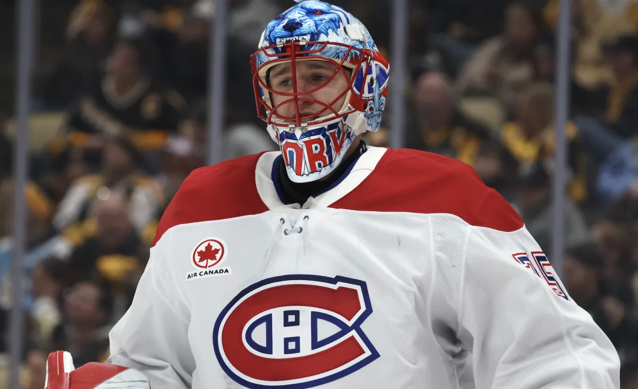 le gardien de but des Canadiens de Montr&eacute;al Jakub Dobes (75) observe le match contre les Penguins de Pittsburgh pendant la troisi&egrave;me p&eacute;riode au PPG Paints Arena.