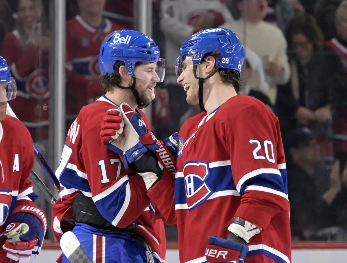 l'attaquant des Canadiens de Montr&eacute;al, Josh Anderson (17), c&eacute;l&egrave;bre avec son co&eacute;quipier Juraj Slafkovsky (20) apr&egrave;s avoir marqu&eacute; un but en fin de match contre les Penguins de Pittsburgh au Centre Bell.