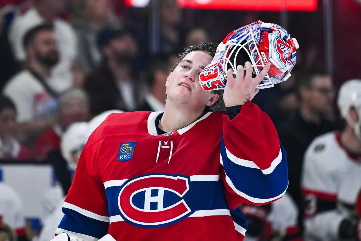 le gardien de but des Canadiens de Montr&eacute;al Samuel Montembeault (35) regarde en direction de la glace pendant la deuxi&egrave;me p&eacute;riode contre les S&eacute;nateurs d'Ottawa au Centre Bell.