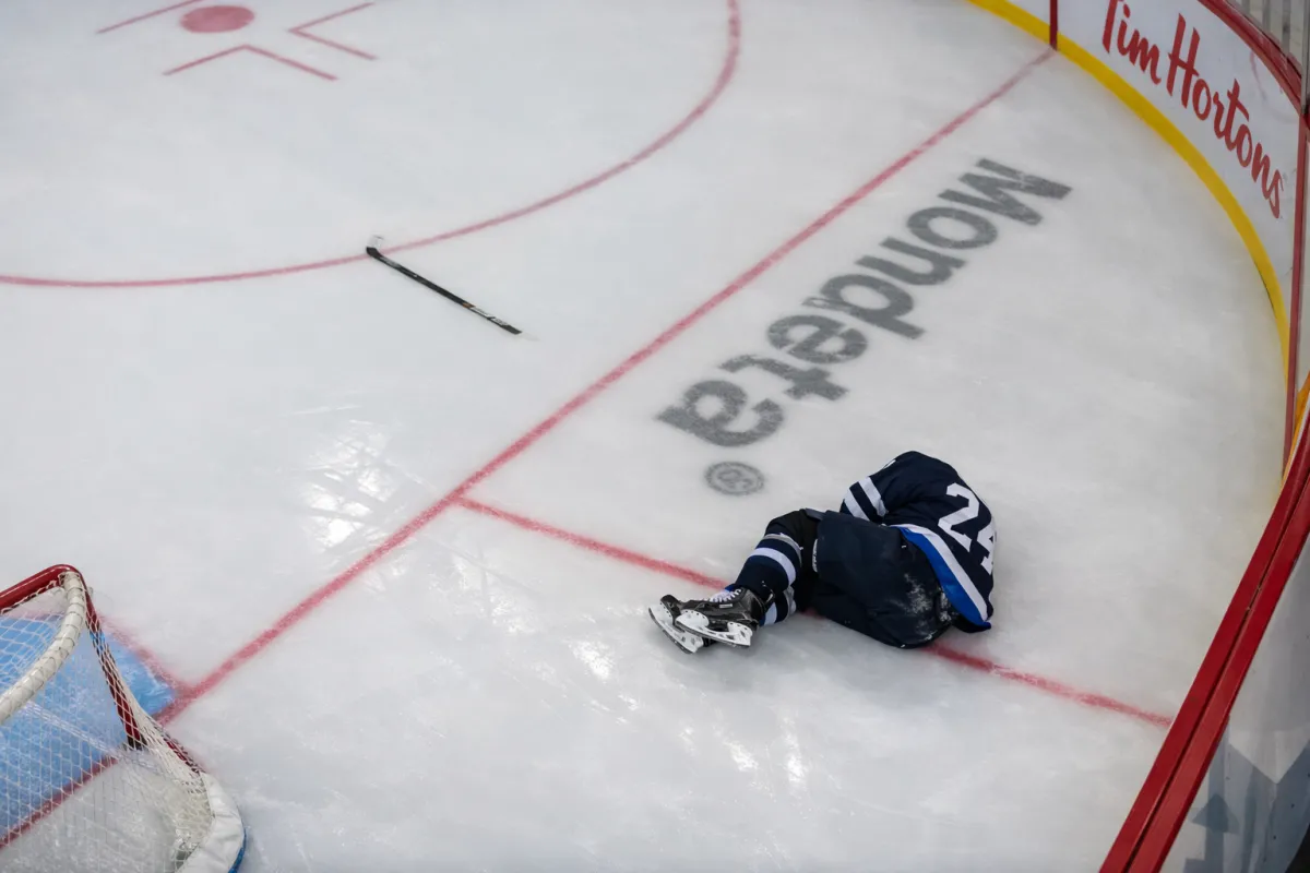 Sc&egrave;ne effrayante &agrave; Winnipeg: Haydn Fleury quitte sur une civi&egrave;re apr&egrave;s un contact s&eacute;v&egrave;re sur la bande