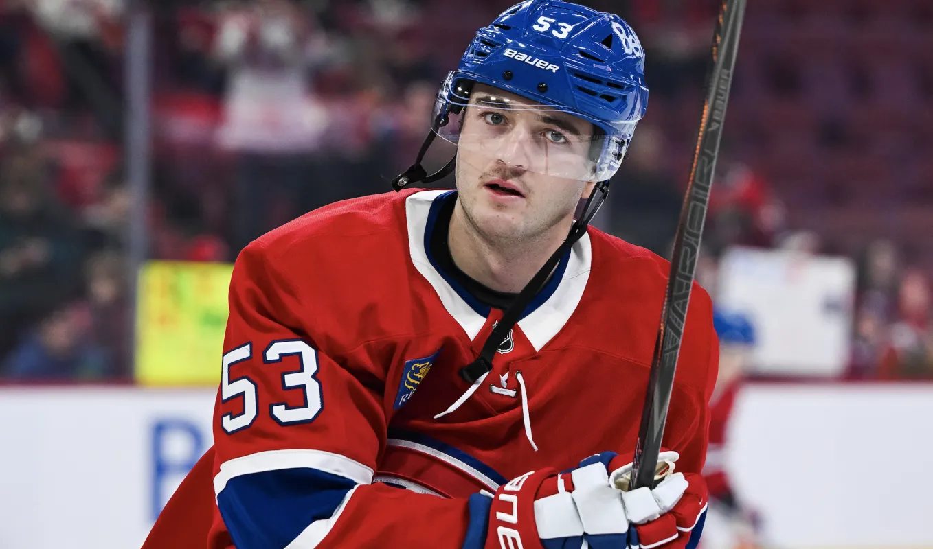 Le d&eacute;fenseur des Canadiens de Montr&eacute;al Noah Dobson (53) observe l'&eacute;chauffement avant le match contre les Flyers de Philadelphie au Centre Bell.