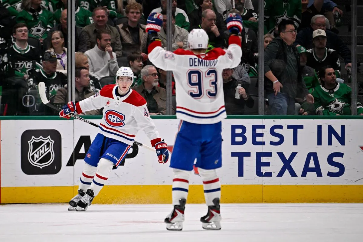 Le 4 janvier 2026, &agrave; Dallas, au Texas, aux &Eacute;tats-Unis, le d&eacute;fenseur des Canadiens de Montr&eacute;al, Lane Hutson (48), et l'attaquant Ivan Demidov (93), c&eacute;l&egrave;brent le but de la victoire de Hutson contre les Stars de Dallas, lors de la prolongation, &agrave; l'American Airlines Center.