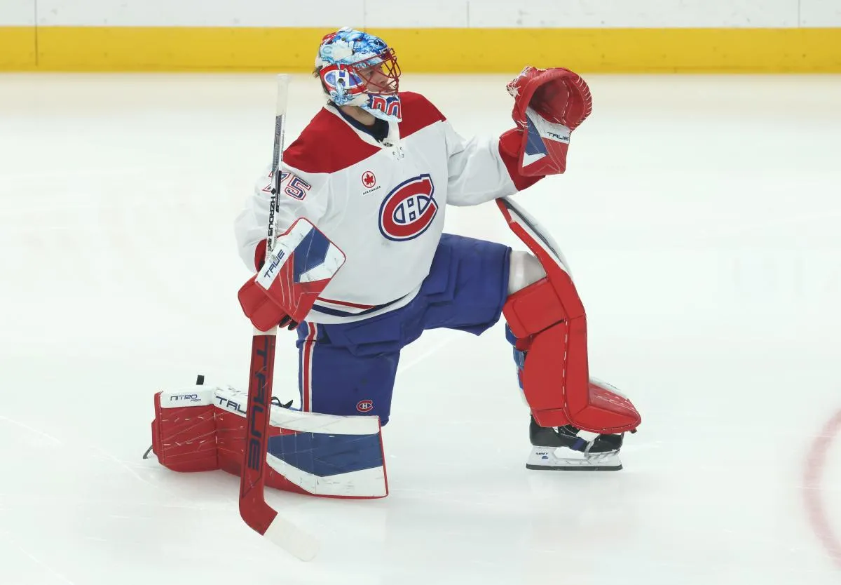 le gardien de but du club de hockey sur glace de Montr&eacute;al, Jakub Dobes (75), s'&eacute;chauffe avant le match qui l'oppose aux Pittsburgh Penguins, au PPG Paints Arena.