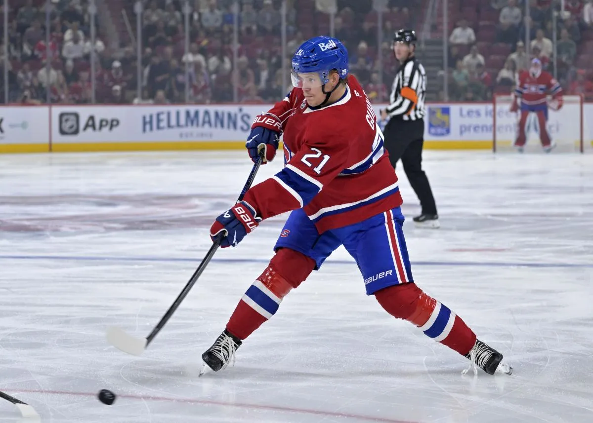 le d&eacute;fenseur des Canadiens de Montr&eacute;al, Kaiden Guhle (21 ans), joue la rondelle lors de la premi&egrave;re p&eacute;riode contre les Flyers de Philadelphie au Centre Bell.