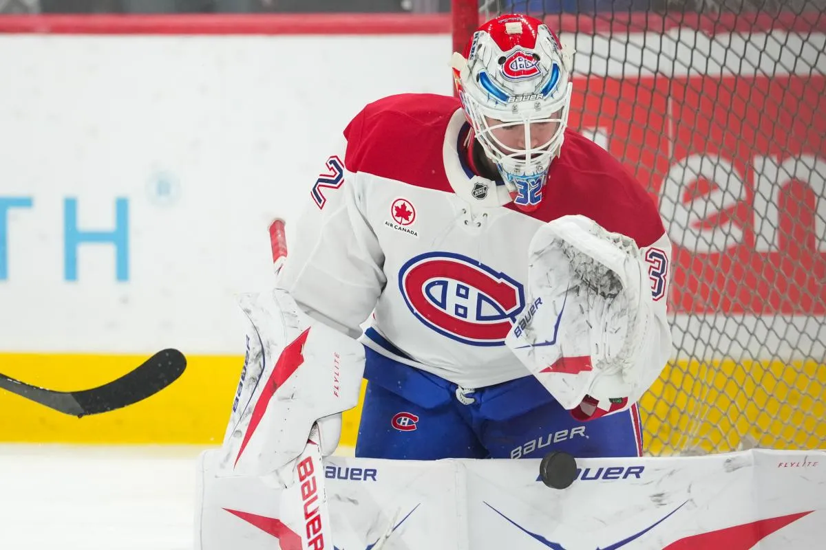 le gardien de but des Montr&eacute;al Canadiens, Jacob Fowler (32), arr&ecirc;te un tir lors de l'&eacute;chauffement avant le match contre les Carolina Hurricanes au Lenovo Center.