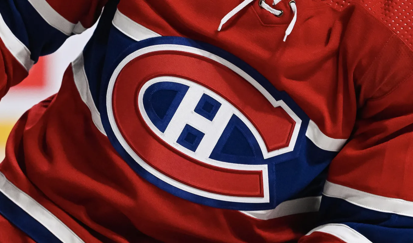 Vue du logo des Canadiens de Montr&eacute;al port&eacute; par un membre de l'&eacute;quipe pendant l'&eacute;chauffement au Centre Bell.