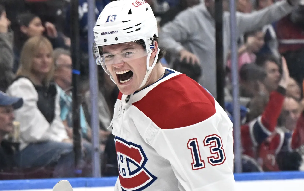 L'attaquant des Canadiens de Montr&eacute;al Cole Caufield (13) c&eacute;l&egrave;bre apr&egrave;s avoir marqu&eacute; un but contre les Maple Leafs de Toronto au cours de la deuxi&egrave;me p&eacute;riode &agrave; la Scotiabank Arena.