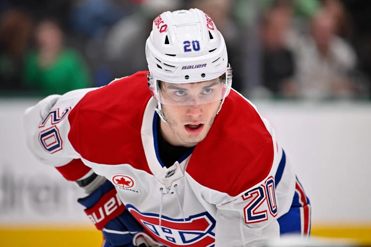 l'attaquant slovaque Juraj Slafkovsky (20) des Canadiens de Montr&eacute;al regarde le match entre les Stars et les Canadiens &agrave; l'American Airlines Center.