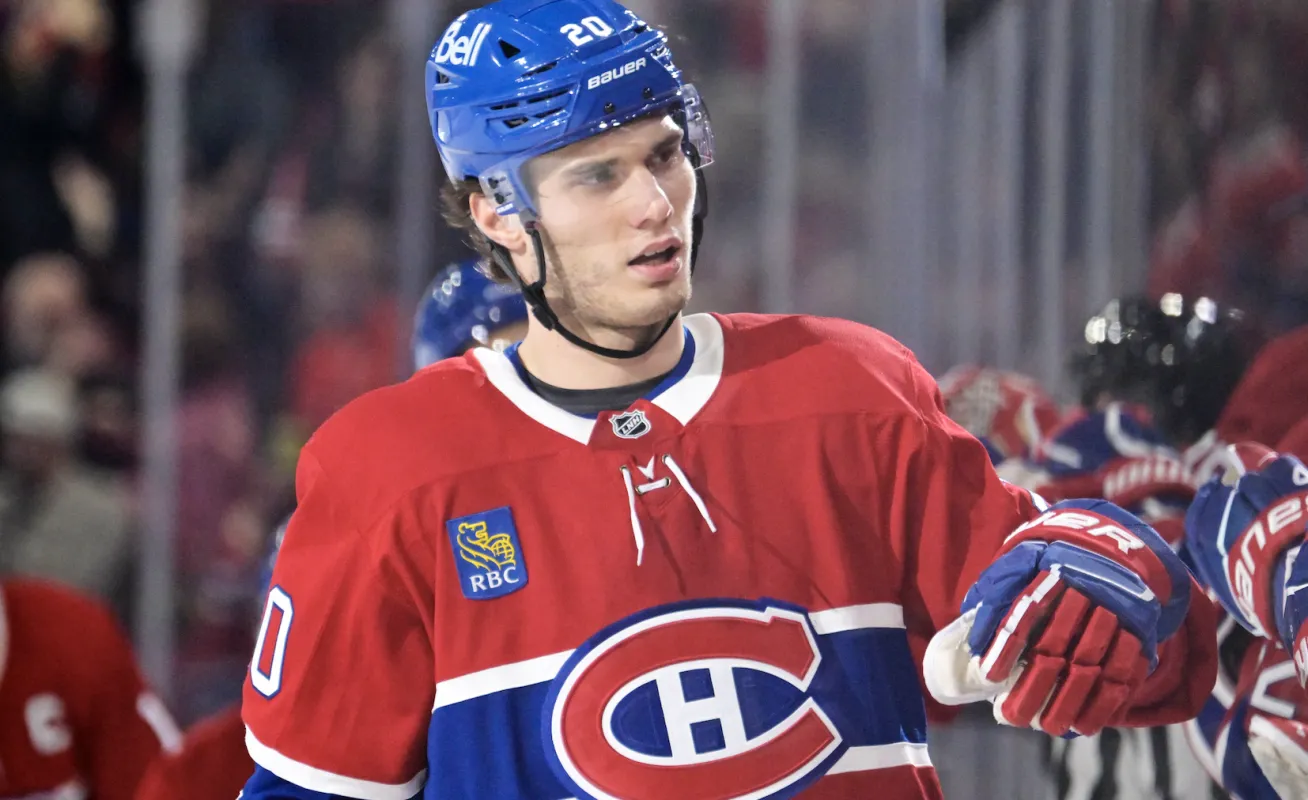 L'attaquant des Canadiens de Montr&eacute;al Juraj Slafkovsky (20) c&eacute;l&egrave;bre avec ses co&eacute;quipiers apr&egrave;s avoir marqu&eacute; un but contre les Penguins de Pittsburgh lors de la premi&egrave;re p&eacute;riode au Centre Bell.