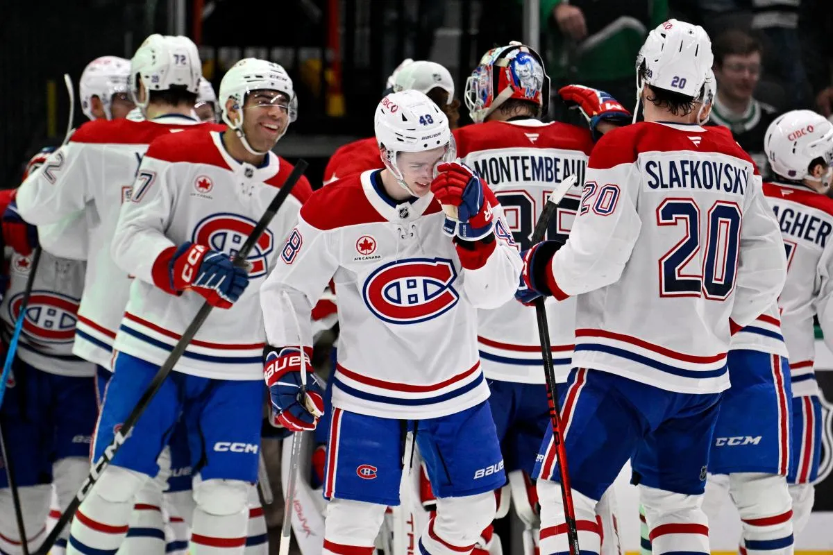 le d&eacute;fenseur des Canadiens de Montr&eacute;al, Lane Hutson (48), c&eacute;l&egrave;bre avec l'ailier gauche Juraj Slafkovsky (20) apr&egrave;s avoir marqu&eacute; le but vainqueur contre les Stars de Dallas en prolongation au American Airlines Center.