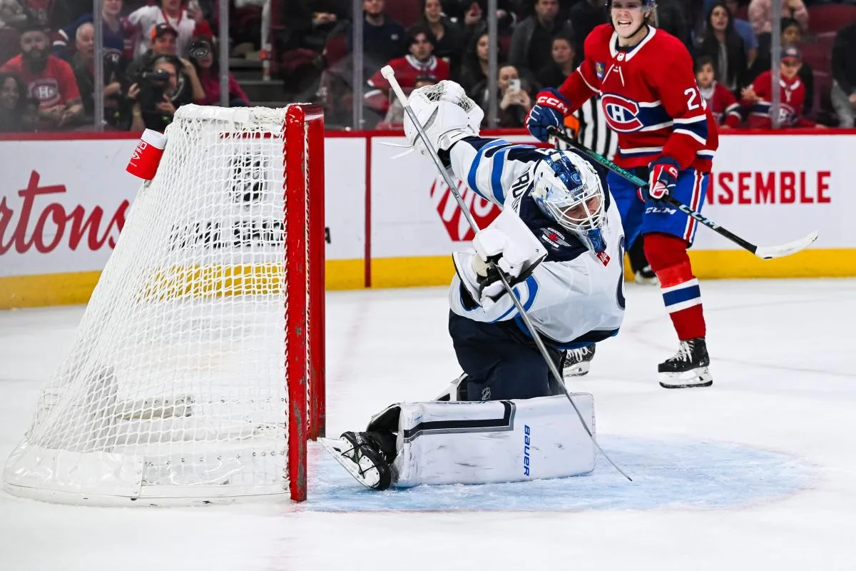 Laurent Brossoit (39), gardien des Jets de Winnipeg, effectue un arr&ecirc;t face aux Canadiens de Montr&eacute;al en prolongation au Centre Bell.