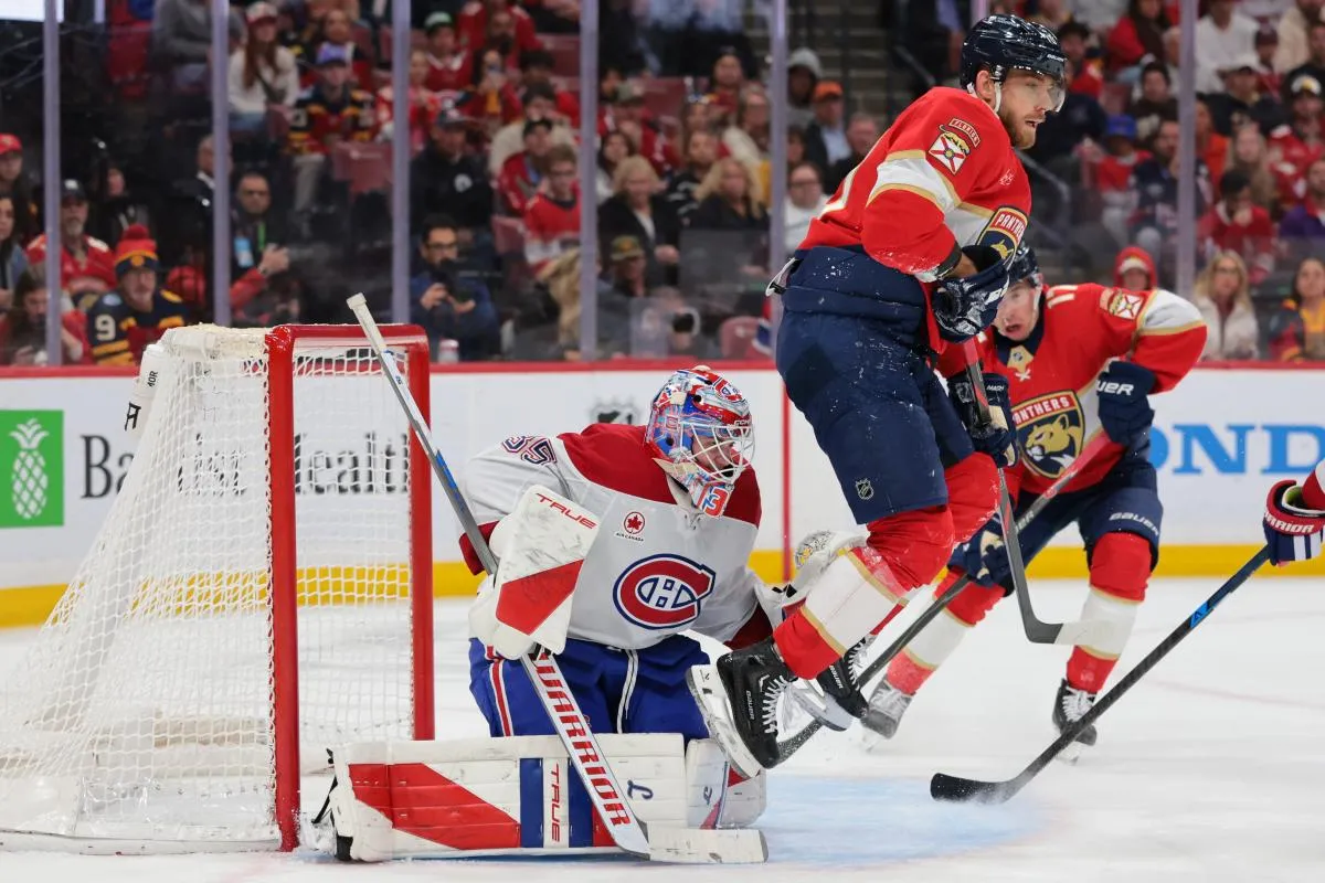 le joueur de gauche des Panthers de la Floride, A. J. Greer (10), bloque la vue du gardien de but des Canadiens de Montr&eacute;al, Samuel Montembeault (35), lors du troisi&egrave;me tiers-temps &agrave; l'Amerant Bank Arena.