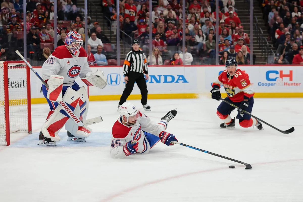 le d&eacute;fenseur du club de hockey sur glace des Canadiens de Montr&eacute;al, Alexandre Carrier (45), &eacute;carte la rondelle devant l'attaquant des Panthers de la Floride, Brad Marchand (63), lors du troisi&egrave;me tiers-temps &agrave; l'Amerant Bank Arena.