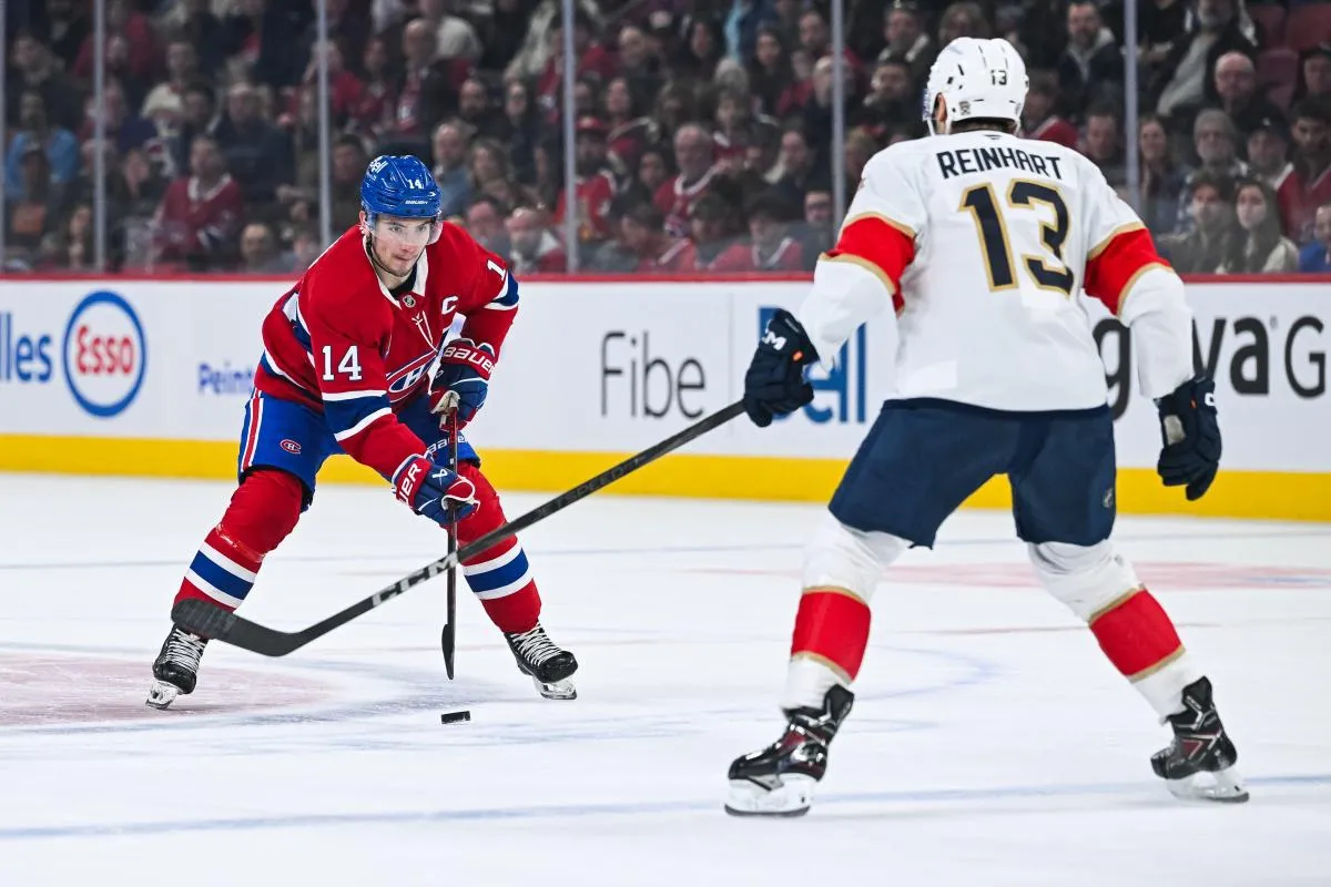 Mardi 15 mars 2025, Montr&eacute;al, Qu&eacute;bec, Canada : le centre des Canadiens de Montr&eacute;al Nick Suzuki (14) joue la rondelle contre le centre des Panthers de la Floride Sam Reinhart (13) en premi&egrave;re p&eacute;riode au Centre Bell.