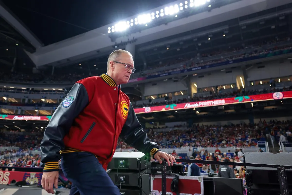 Paul Maurice, l'entra&icirc;neur des Florida Panthers, marche vers la glace avant le d&eacute;but du deuxi&egrave;me tiers du match de hockey sur glace de la 2026 Winter Classic qui oppose son &eacute;quipe aux New York Rangers, au loanDepot Park.