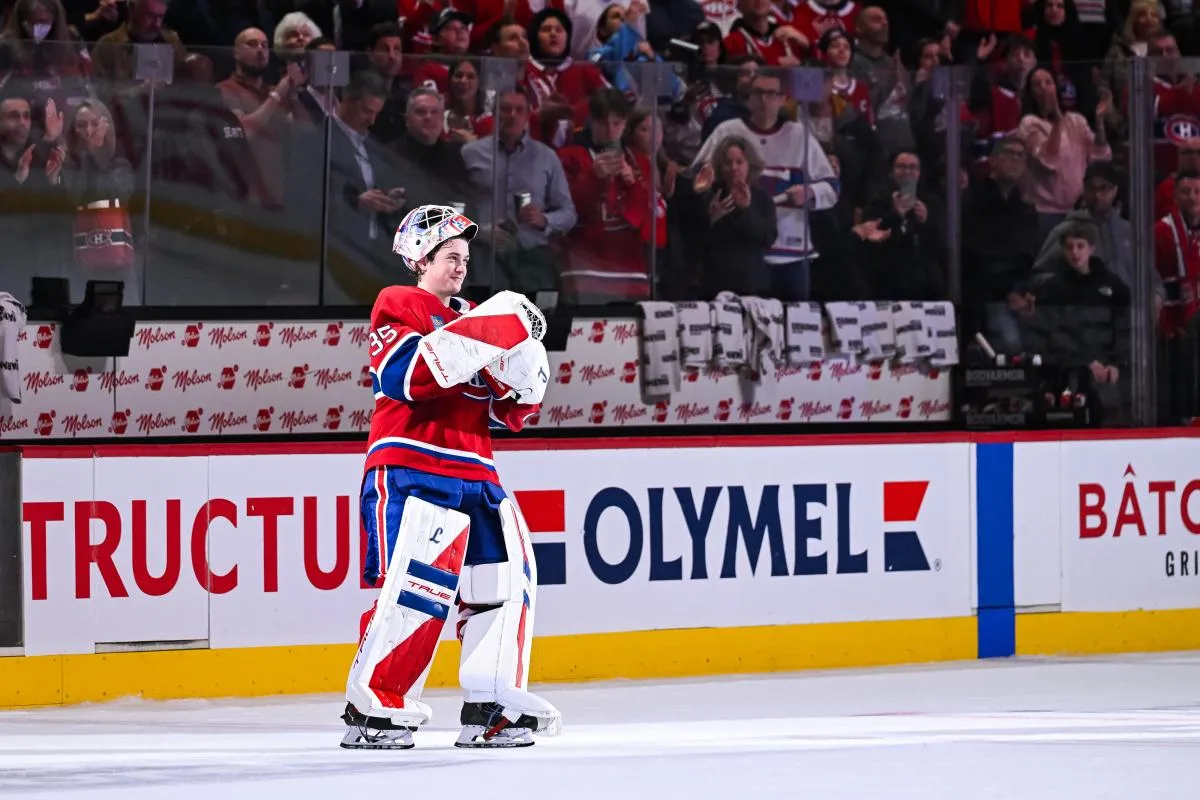 Samuel Montembeault, le gardien de but des Canadiens de Montr&eacute;al, salue la foule apr&egrave;s la fin du match contre les Panthers de la Floride au Centre Bell.