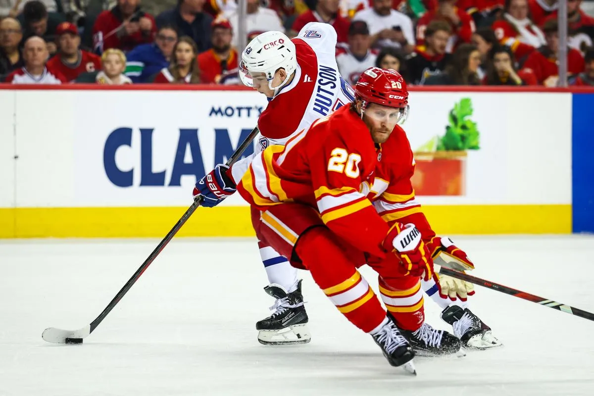 Le 8 mars 2025, &agrave; Calgary, en Alberta, Canada, le d&eacute;fenseur des Canadiens de Montr&eacute;al, Lane Hutson (48), contr&ocirc;le la rondelle face &agrave; l'ailier gauche des Flames de Calgary, Blake Coleman (20), lors du troisi&egrave;me tiers-temps au Scotiabank Saddledome.