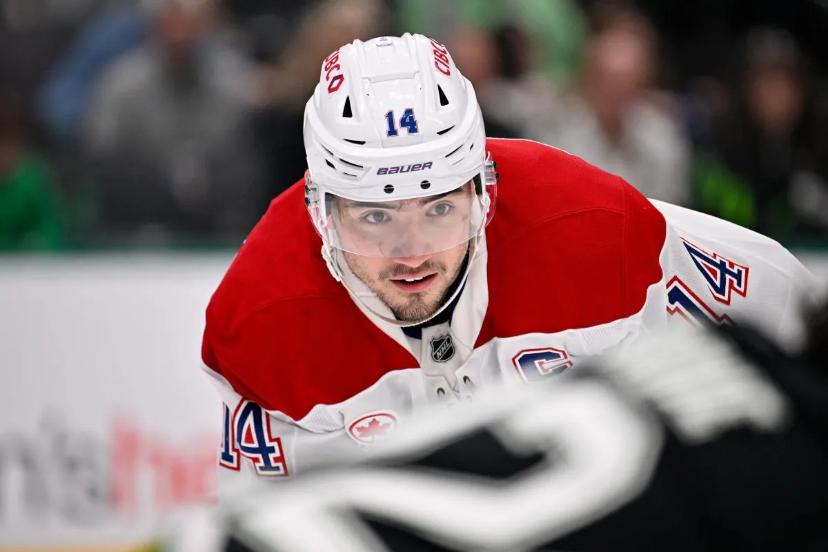 Nick Suzuki (14), centre des Canadiens de Montr&eacute;al, observe le match opposant les Stars aux Canadiens &agrave; l'American Airlines Center.