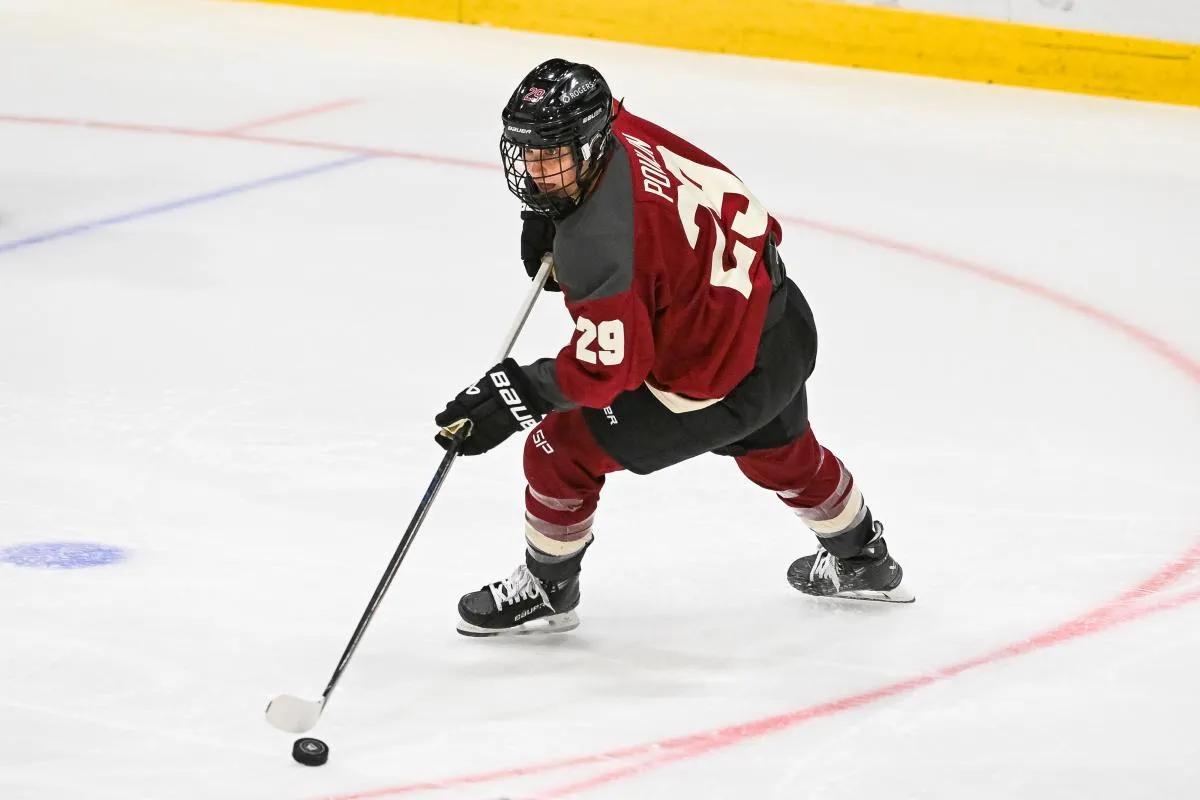 Le 13 janvier 2024, &agrave; Montr&eacute;al, au Qu&eacute;bec, la joueuse de hockey sur glace Marie-Philip Poulin (29 ans) du club de Montr&eacute;al joue la rondelle contre Boston lors du deuxi&egrave;me tiers-temps d'un match de la PWHL au Verdun Auditorium.