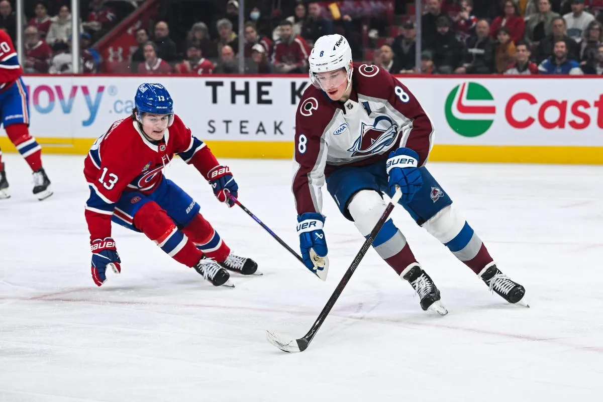 le d&eacute;fenseur de l'Avalanche du Colorado, Cale Makar (8), d&eacute;fend la rondelle contre l'ailier droit des Canadiens de Montr&eacute;al, Cole Caufield (13), en premi&egrave;re p&eacute;riode au Centre Bell.