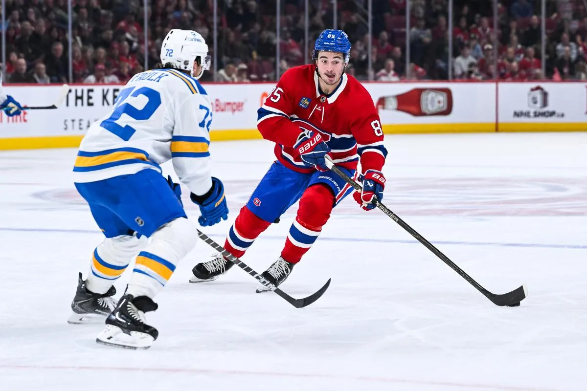 Le 7 d&eacute;cembre 2025, &agrave; Montr&eacute;al, au Qu&eacute;bec, Alexandre Texier (85), ailier gauche des Canadiens de Montr&eacute;al, joue la rondelle contre Justin Faulk (72), d&eacute;fenseur des Blues de Saint-Louis, lors du troisi&egrave;me tiers-temps au Centre Bell.
