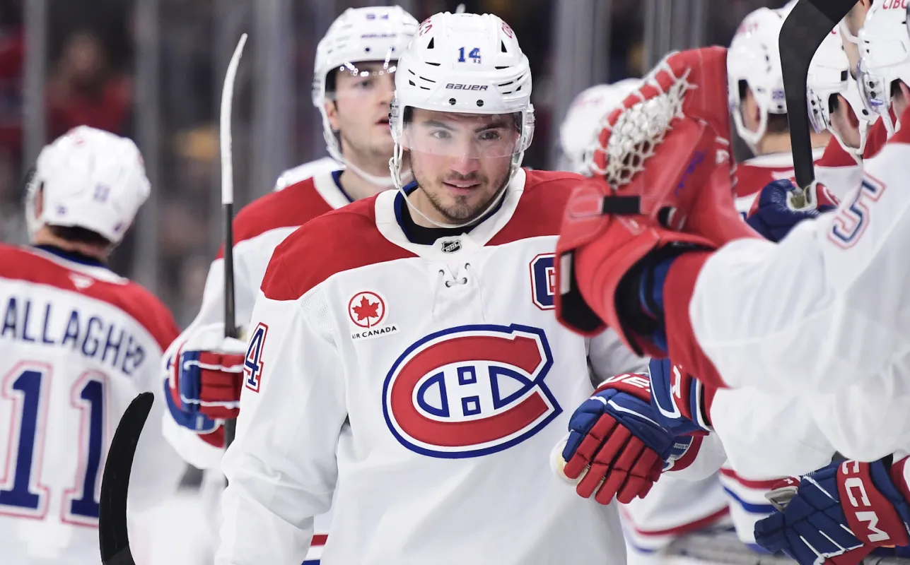 Le centre des Canadiens de Montr&eacute;al Nick Suzuki (14) c&eacute;l&egrave;bre son but avec ses co&eacute;quipiers lors de la troisi&egrave;me p&eacute;riode contre les Bruins de Boston au TD Garden.