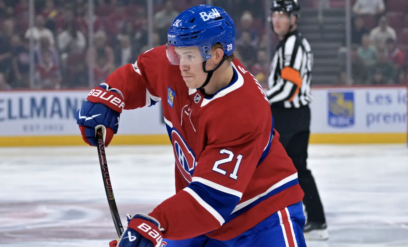 Le d&eacute;fenseur des Canadiens de Montr&eacute;al Kaiden Guhle (21) joue le palet pendant la premi&egrave;re p&eacute;riode contre les Flyers de Philadelphie au Centre Bell.