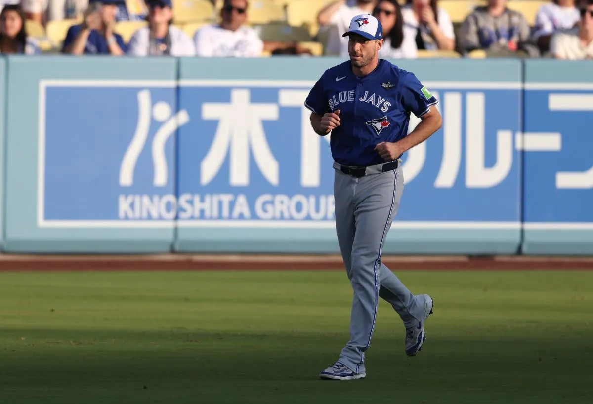 Toronto Blue Jays pitcher Max Scherzer (31) warms up before game three of the 2025 MLB World Series against the Los Angeles Dodgers at Dodger Stadium.