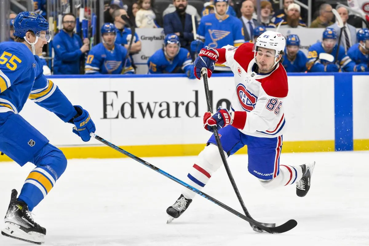 l'ailier gauche des Canadiens de Montr&eacute;al, Alexandre Texier (85), tire au but tandis que le d&eacute;fenseur des Blues de Saint-Louis, Colton Parayko (55), tente de d&eacute;fendre, durant la premi&egrave;re p&eacute;riode au Enterprise Center.