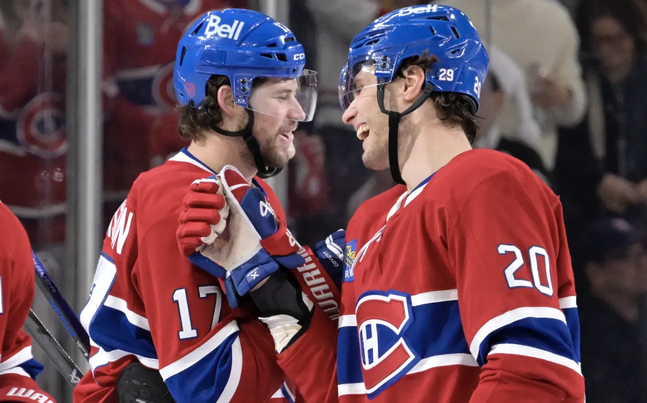 L'attaquant des Canadiens de Montr&eacute;al Josh Anderson (17) c&eacute;l&egrave;bre avec son co&eacute;quipier Juraj Slafkovsky (20) apr&egrave;s avoir marqu&eacute; un but dans un filet d&eacute;sert contre les Penguins de Pittsburgh au cours de la troisi&egrave;me p&eacute;riode au Centre Bell.