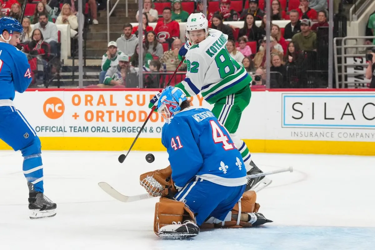 le gardien de but du Colorado Avalanche, Scott Wedgewood (41), arr&ecirc;te la tentative de tir de l'attaquant des Carolina Hurricanes, Jesperi Kotkaniemi (82), lors du troisi&egrave;me tiers-temps au Lenovo Center.