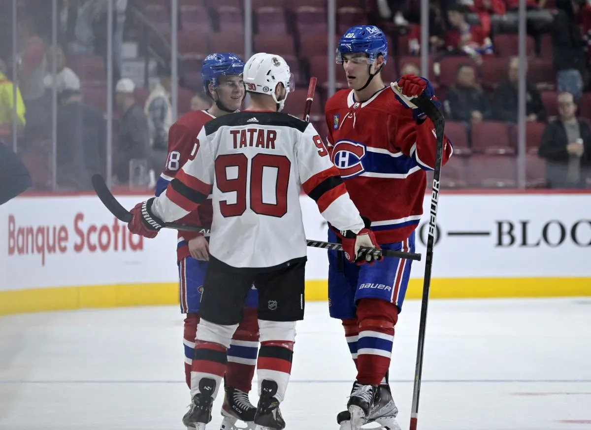 Le 26 septembre 2022, &agrave; Montr&eacute;al, au Qu&eacute;bec, le joueur de hockey sur glace Tomas Tatar (90) des Devils du New Jersey discute avec les joueurs de l'&eacute;quipe des Canadiens de Montr&eacute;al, Juraj Slafkovsky (20) et Filip Mesar (48), apr&egrave;s le match au Centre Bell.