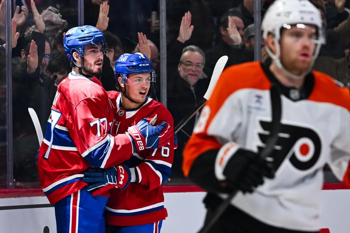 le centre des Canadiens de Montr&eacute;al, Kirby Dach (77), c&eacute;l&egrave;bre son but contre les Flyers de Philadelphie avec l'ailier droit Zachary Bolduc (76) lors du deuxi&egrave;me tiers-temps au Centre Bell.