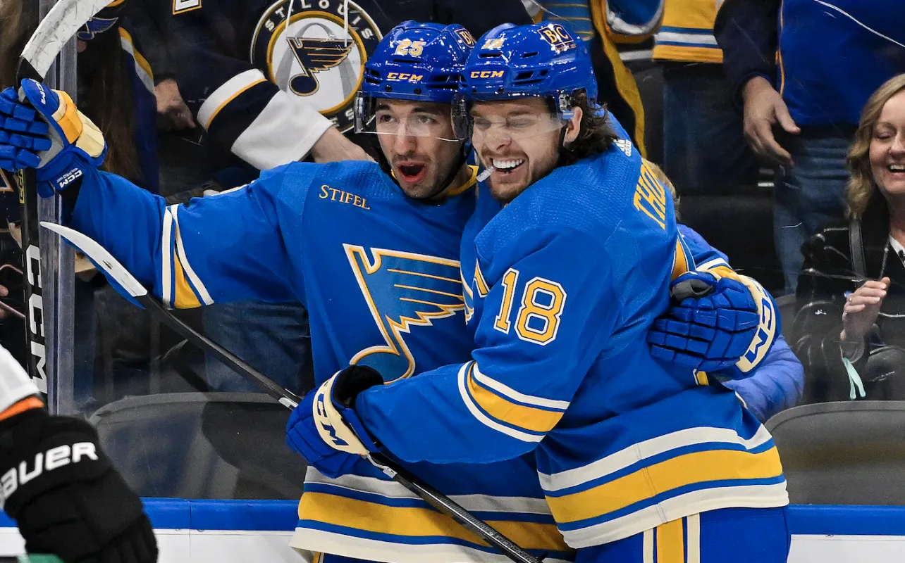 Jordan Kyrou (25), centre des Blues de Saint-Louis, c&eacute;l&egrave;bre avec Robert Thomas (18), centre, apr&egrave;s avoir marqu&eacute; contre les Stars de Dallas lors de la deuxi&egrave;me p&eacute;riode &agrave; l'Enterprise Center.