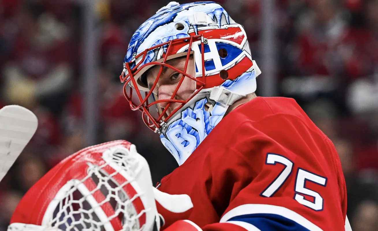Le gardien des Canadiens de Montr&eacute;al Jakub Dobes (75) observe le match contre les Capitals de Washington pendant la deuxi&egrave;me p&eacute;riode du quatri&egrave;me match du premier tour des s&eacute;ries &eacute;liminatoires de la Coupe Stanley 2025 au Centre Bell.