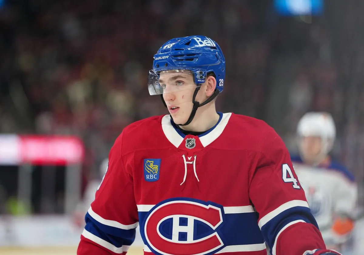 le d&eacute;fenseur des Canadiens de Montr&eacute;al, Lane Hutson (48), se pr&eacute;pare &agrave; une mise au jeu contre les Oilers d'Edmonton durant la troisi&egrave;me p&eacute;riode au Centre Bell.