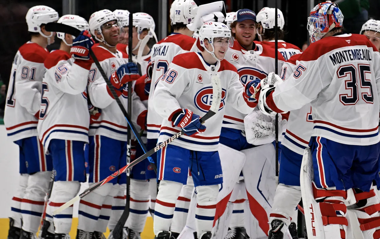 Le d&eacute;fenseur des Canadiens de Montr&eacute;al Lane Hutson (48) c&eacute;l&egrave;bre avec ses co&eacute;quipiers apr&egrave;s avoir marqu&eacute; le but d&eacute;cisif contre les Stars de Dallas pendant la prolongation &agrave; l'American Airlines Center.