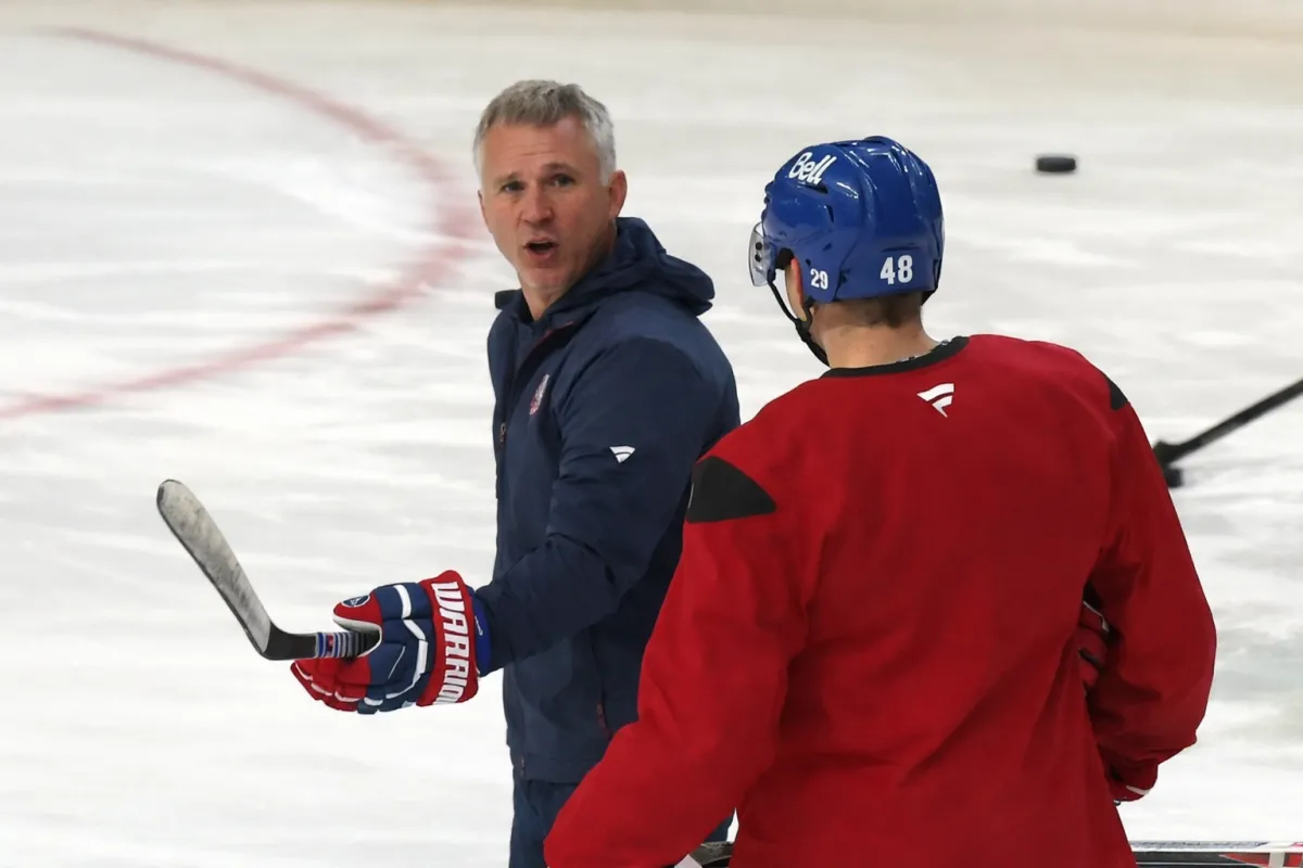 Permission refus&eacute;e &agrave; Lane Hutson: Martin St-Louis en avait long &agrave; dire sur son jeune d&eacute;fenseur