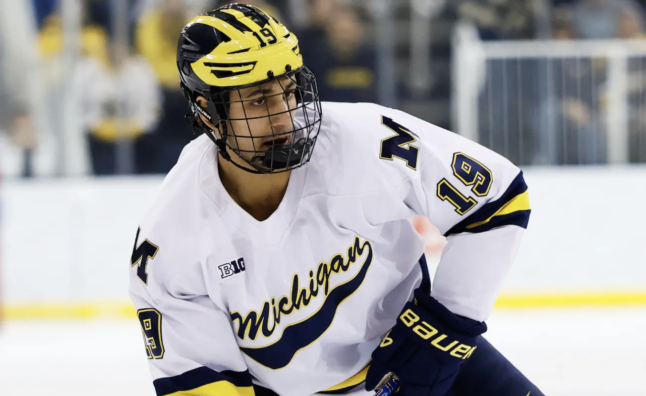 l'attaquant des Wolverines du Michigan Michael Hage (19) patine avec le palet contre Penn State lors d'un match de quart de finale du tournoi Big Ten &agrave; la Yost Arena.