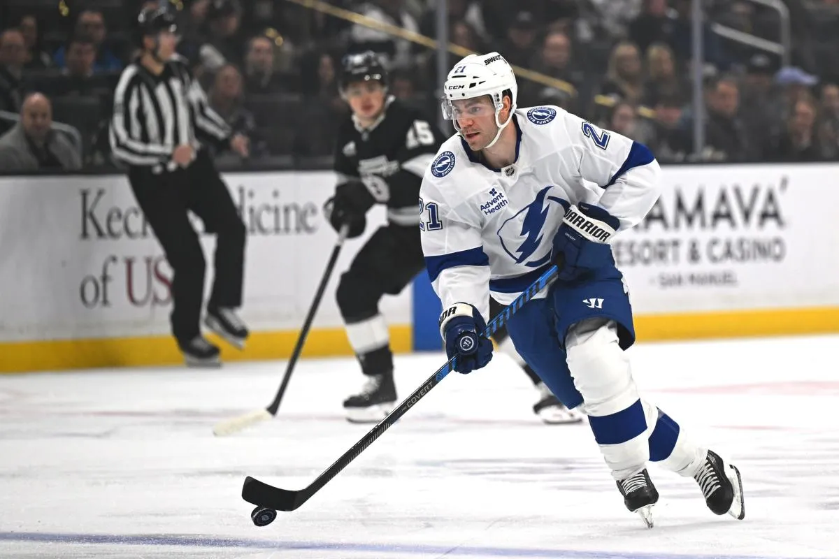 Tampa Bay Lightning center Brayden Point (21) advances the puck down the ice during the first period against the Los Angeles Kings at Crypto.com Arena.