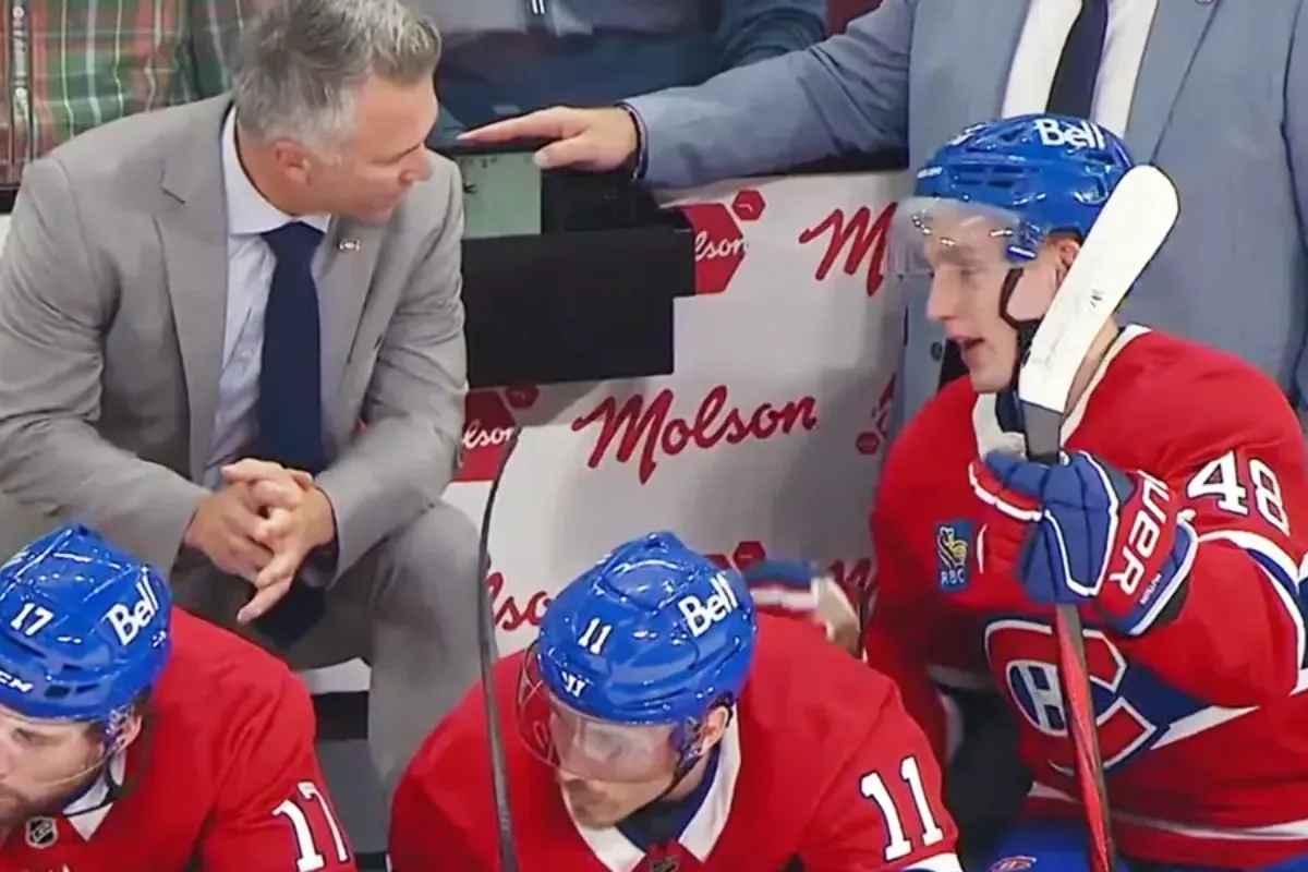 Lane Hutson retir&eacute; de l'avantage num&eacute;rique par Martin St-Louis: sa r&eacute;action au banc veut tout dire