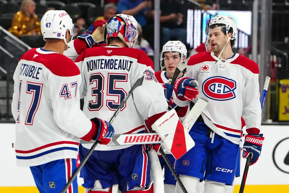 le gardien de but des Canadiens de Montr&eacute;al, Sam Montembeault (35), c&eacute;l&egrave;bre la victoire avec ses co&eacute;quipiers apr&egrave;s la victoire de son &eacute;quipe 4-1 contre les Golden Knights de Vegas au T-Mobile Arena.